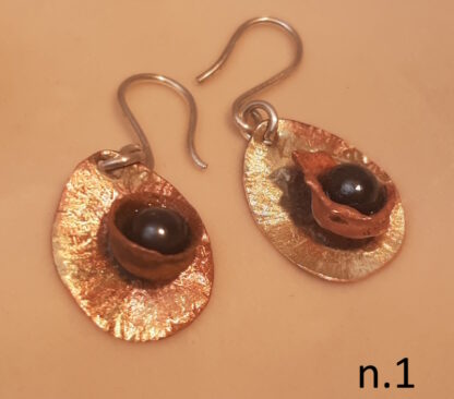 Corolla earrings with hematite pearl - Image 5